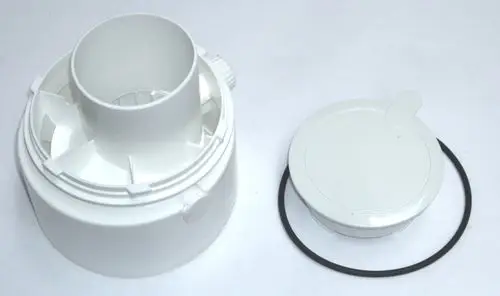 Daikin Adapter-Set bestehend aus einem Hauptadapter mit zylindrischer Öffnung und einem abnehmbaren Deckel, ergänzt durch einen Gummiring. Weißes Kunststoffmaterial.